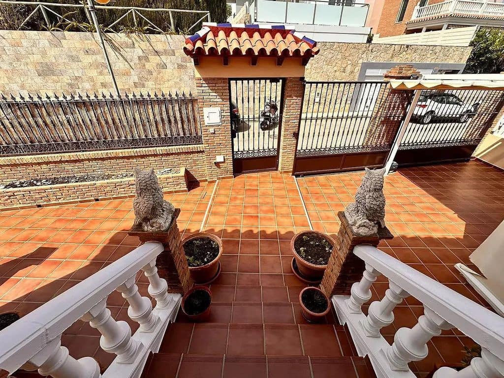 5 sypialnia Willa na sprzedaż w Torre del Mar z basenem - 699 000 € (Ref: 8573864)