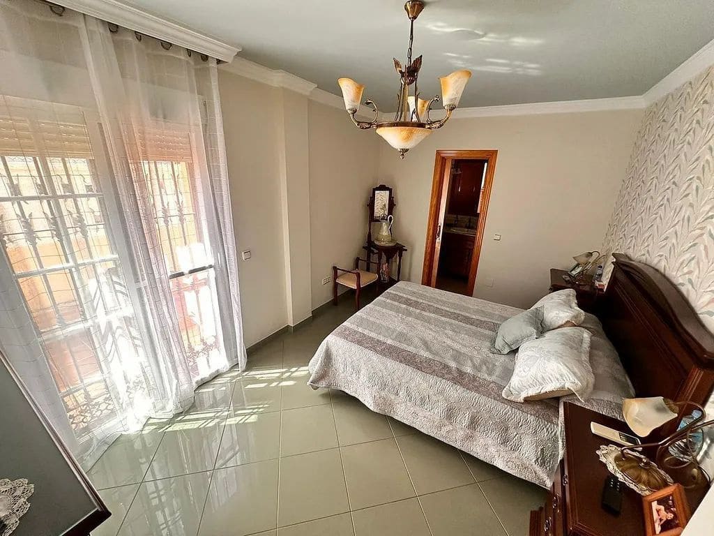 5 sypialnia Willa na sprzedaż w Torre del Mar z basenem - 699 000 € (Ref: 8573864)