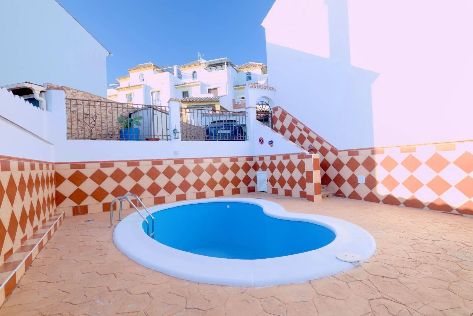 3 soverom Kjedet enebolig til salgs i Torre del Mar med svømmebasseng garasje - € 450 000 (Ref: 8717058)