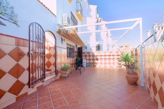 3 soverom Kjedet enebolig til salgs i Torre del Mar, Vélez-Málaga med svømmebasseng garasje - € 450 000 (Ref: 8717058)