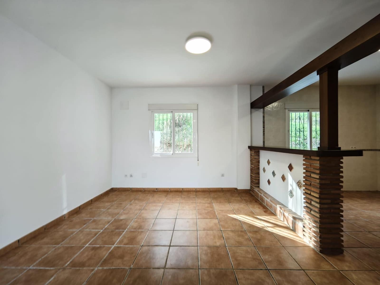 Villa for sale in Velez-Malaga with pool garage - € 315,000 (Ref: 8721810)