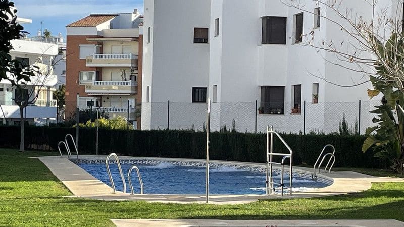 2 Zimmer Apartment zu verkaufen in Torrox-Costa mit Pool Garage - 325.000 € (Ref: 8755298)