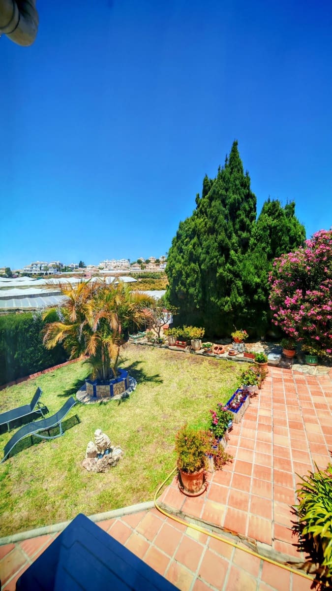 3 makuuhuone Huvila myytävänä paikassa Torrox-Costa mukana uima-altaan 
autotalli - 399 000 € (Ref: 9058975)