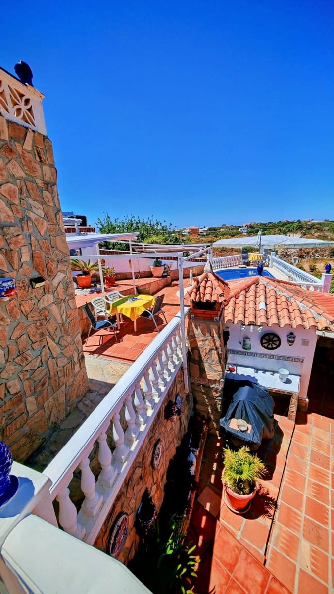 3 makuuhuone Huvila myytävänä paikassa Torrox-Costa mukana uima-altaan 
autotalli - 399 000 € (Ref: 9058975)