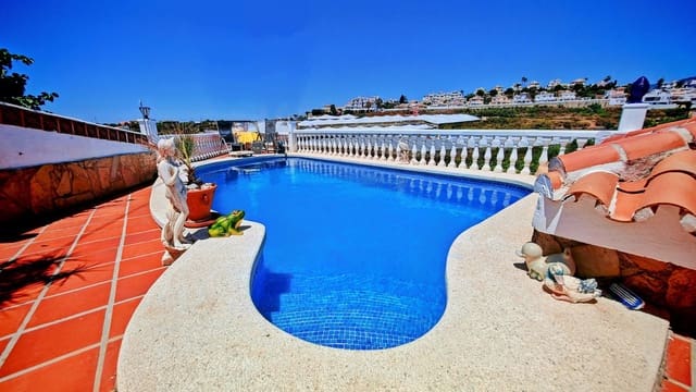 Chalet de 3 habitaciones en Torrox-Costa, Torrox en venta con piscina garaje - 399.000 € (Ref: 9058975)