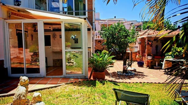 Chalet de 3 habitaciones en Torrox-Costa, Torrox en venta con piscina garaje - 399.000 € (Ref: 9058975)