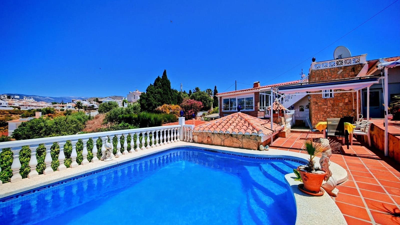 3 makuuhuone Huvila myytävänä paikassa Torrox-Costa mukana uima-altaan 
autotalli - 399 000 € (Ref: 9058975)