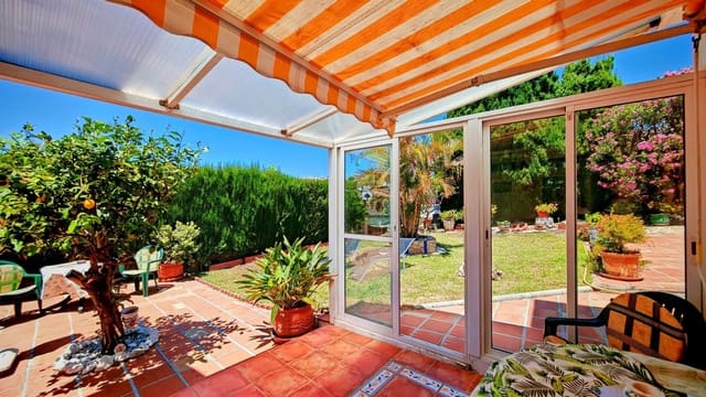 Chalet de 3 habitaciones en Torrox-Costa, Torrox en venta con piscina garaje - 399.000 € (Ref: 9058975)