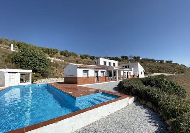 3 quarto Moradia para venda em Canillas de Aceituno com piscina garagem - 699 000 € (Ref: 9097860)