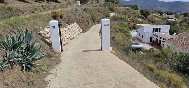 3 quarto Moradia para venda em Canillas de Aceituno com piscina garagem - 699 000 € (Ref: 9097860)