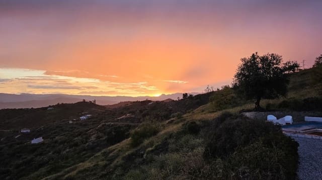 3 quarto Moradia para venda em Canillas de Aceituno com piscina garagem - 699 000 € (Ref: 9097860)