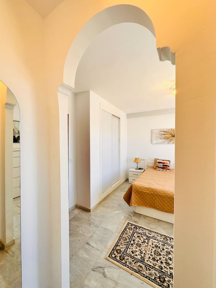 3 soveværelse Semi-Rækkehus til salg i Mezquitilla med swimmingpool garage - € 399.000 (Ref: 9132082)