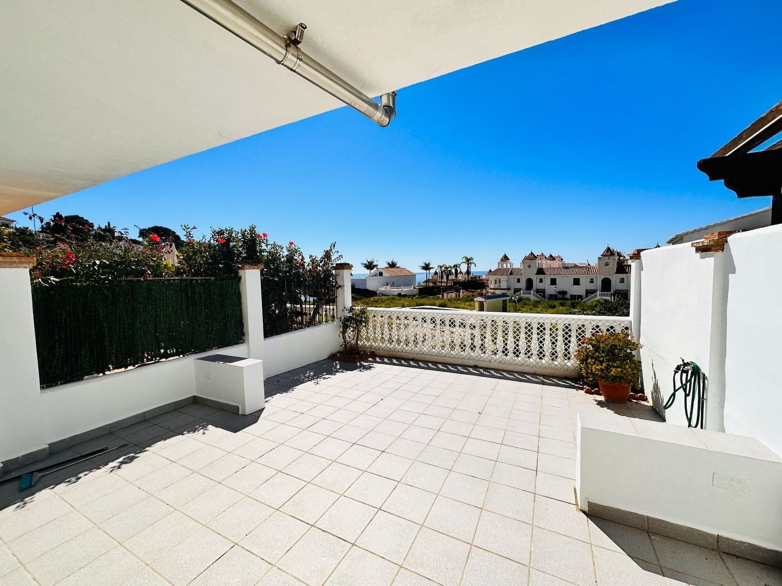 3 soveværelse Semi-Rækkehus til salg i Mezquitilla med swimmingpool garage - € 399.000 (Ref: 9132082)