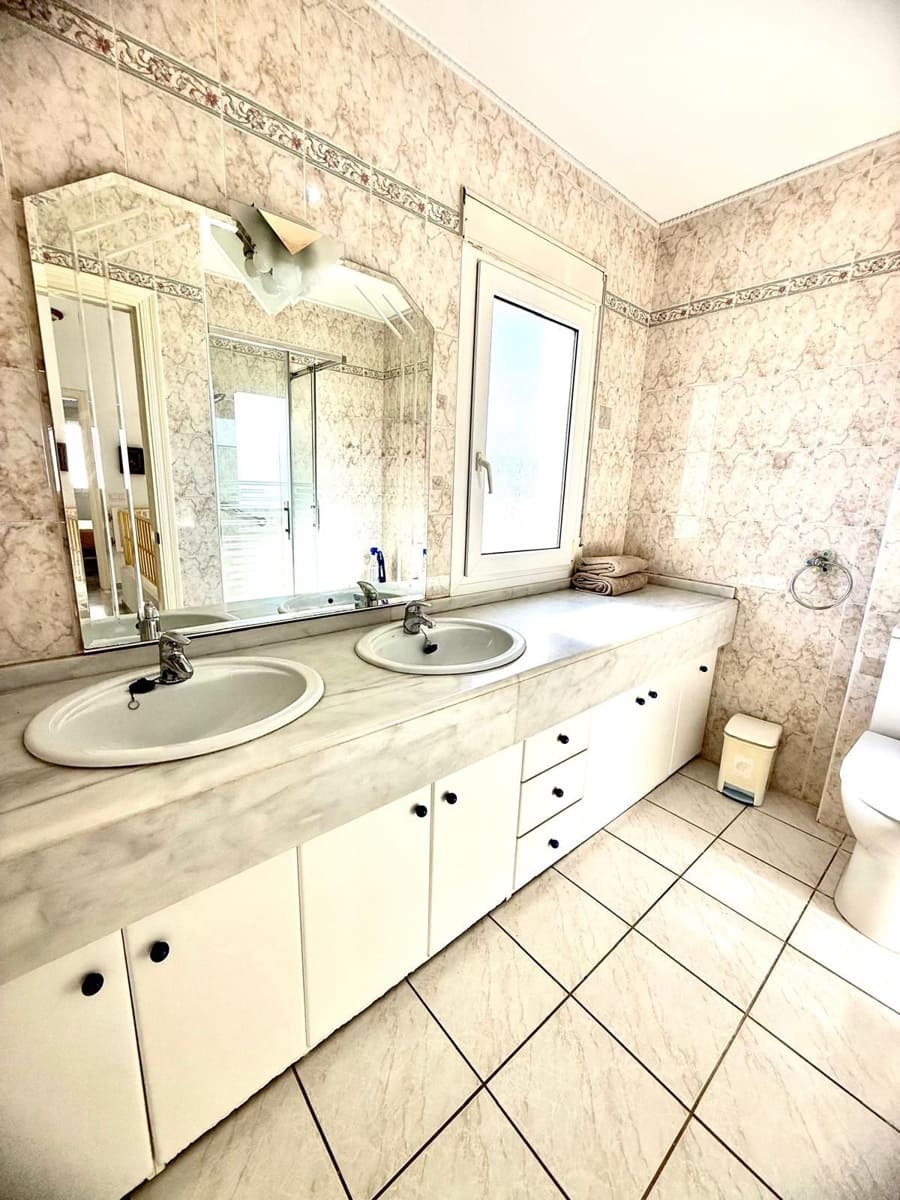 3 sovrum Semi-fristående Villa till salu i Nerja med pool garage - 429 900 € (Ref: 9330084)