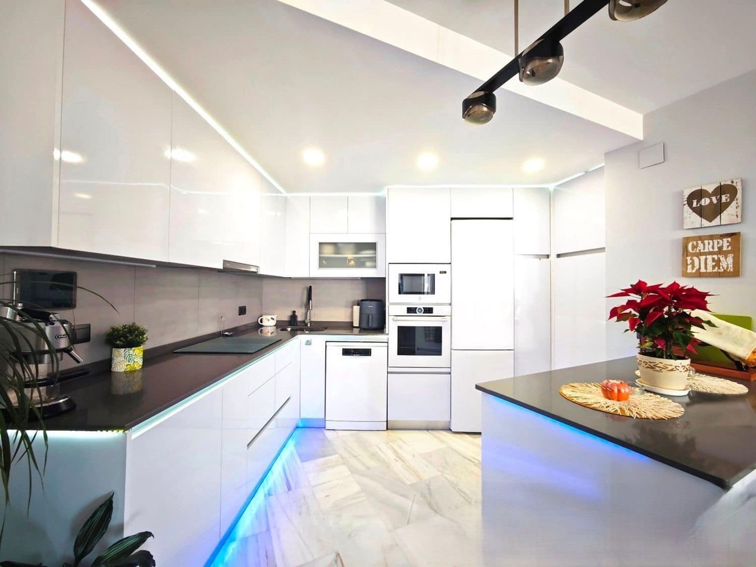 Apartment for sale in Torrox-Costa with pool - € 359,000 (Ref: 9413583)