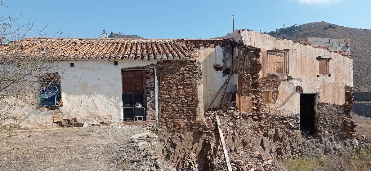 4 bedroom Finca/Country House for sale in Torrox-Costa - € 59,000 (Ref: 9560886)