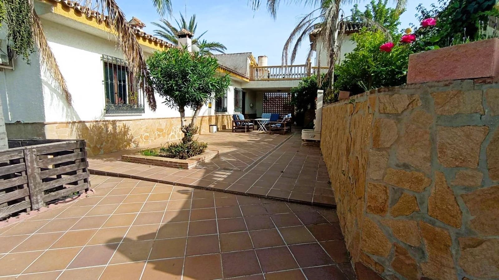 4 sypialnia Willa na sprzedaż w Torre del Mar z basenem garażem - 1 300 000 € (Ref: 9567998)