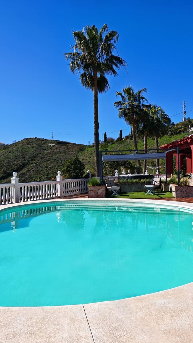 4 soverom Villa til salgs i Torrox-Costa med svømmebasseng garasje - € 895 000 (Ref: 9640040)