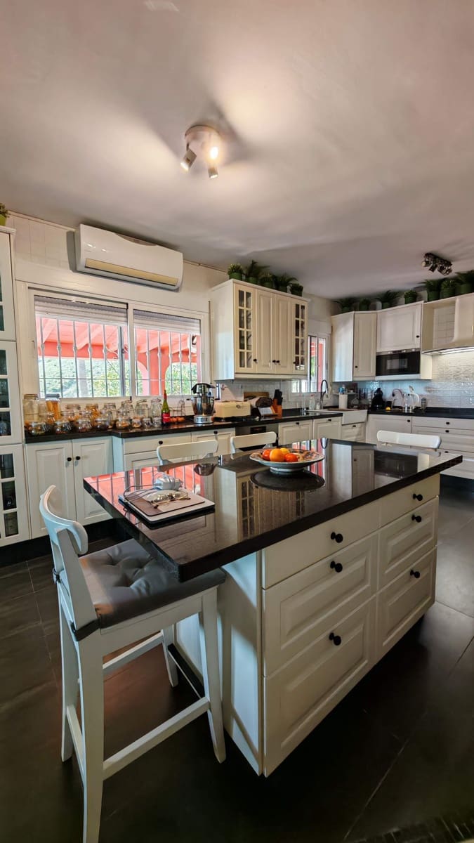 4 soverom Villa til salgs i Torrox-Costa med svømmebasseng garasje - € 895 000 (Ref: 9640040)