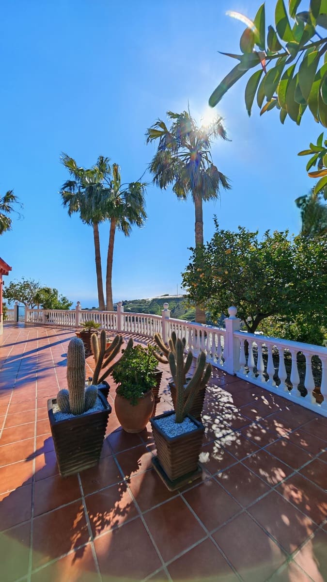 4 soverom Villa til salgs i Torrox-Costa med svømmebasseng garasje - € 895 000 (Ref: 9640040)