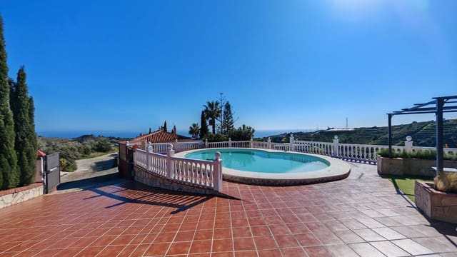 4 soverom Villa til salgs i Torrox-Costa, Torrox med svømmebasseng garasje - € 895 000 (Ref: 9640040)