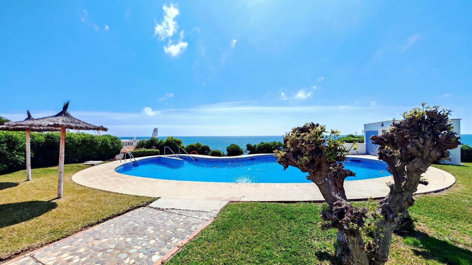 2 soverom Villa til salgs i Torrox-Costa med svømmebasseng garasje - € 330 000 (Ref: 9758507)