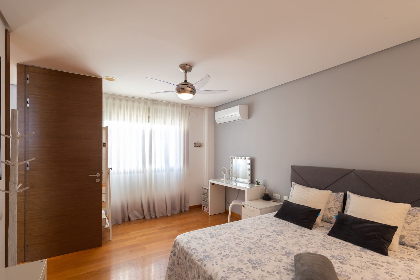 5 bedroom Villa for sale in Torrent with pool garage - € 880,000 (Ref: 7887033)