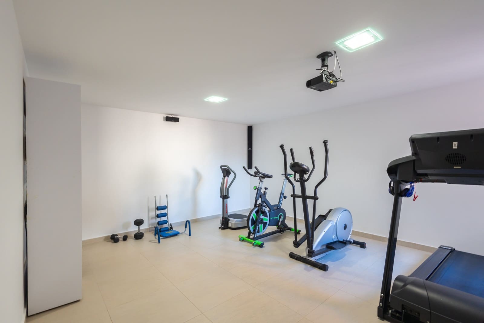 5 bedroom Villa for sale in Torrent with pool garage - € 880,000 (Ref: 7887033)