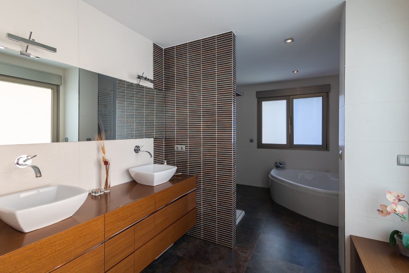 5 bedroom Villa for sale in Torrent with pool garage - € 880,000 (Ref: 7887033)