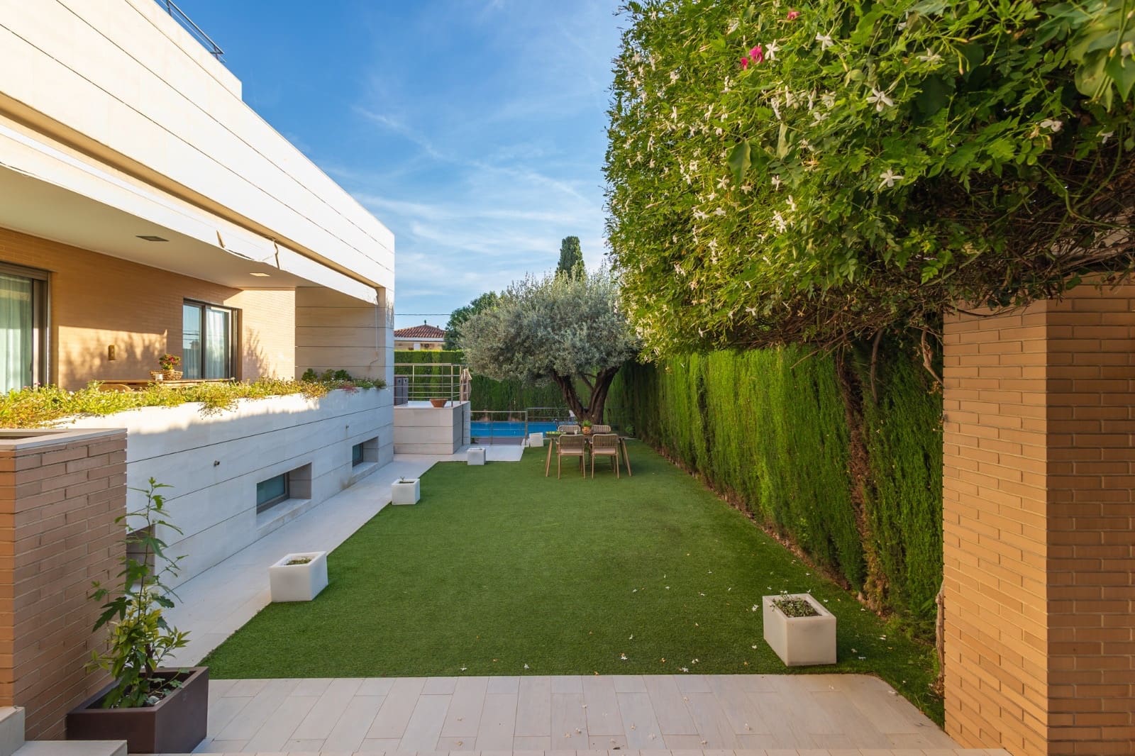5 bedroom Villa for sale in Torrent with pool garage - € 880,000 (Ref: 7887033)