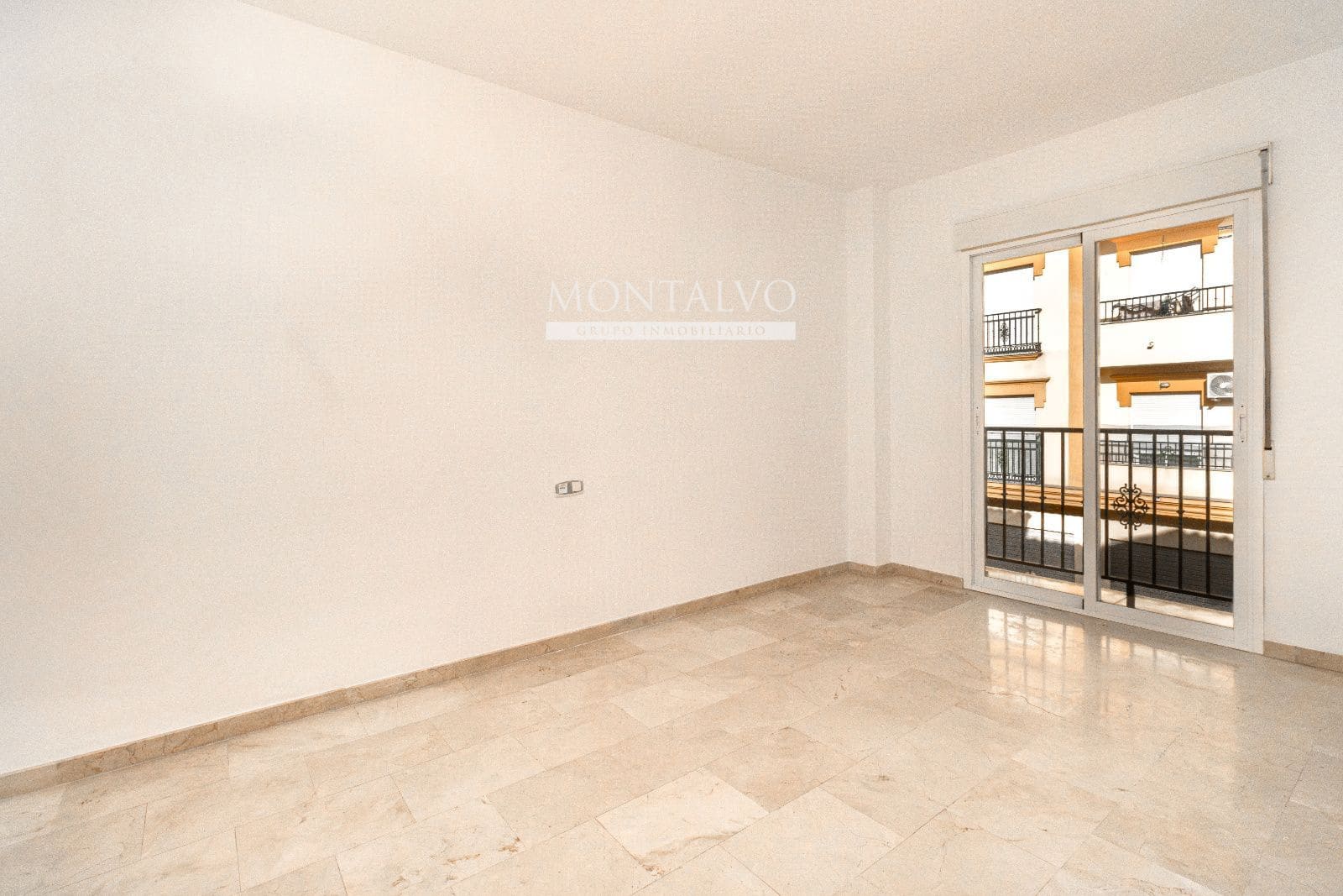 3 slaapkamer Huis te huur in Atarfe met garage - € 730 (Ref: 10032436)