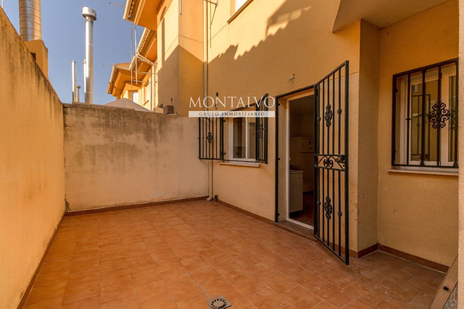 3 slaapkamer Huis te huur in Atarfe met garage - € 730 (Ref: 10032436)