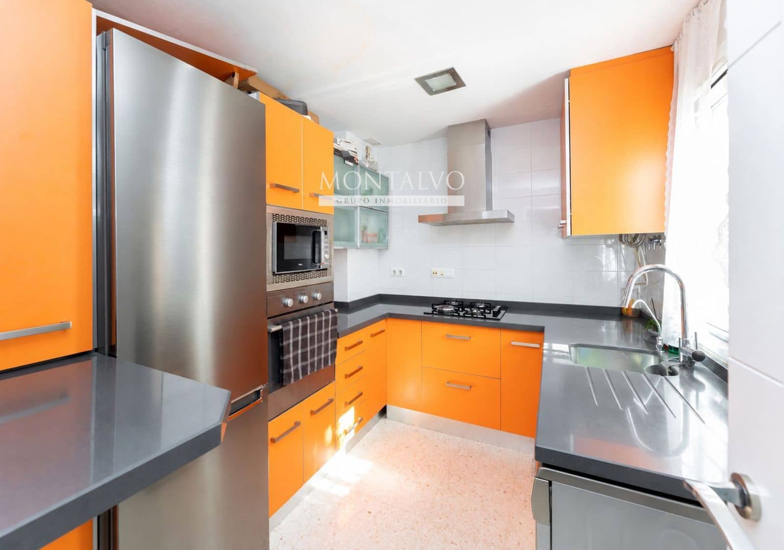 3 bedroom Flat for sale in Granada city with garage - € 157,000 (Ref: 10153996)