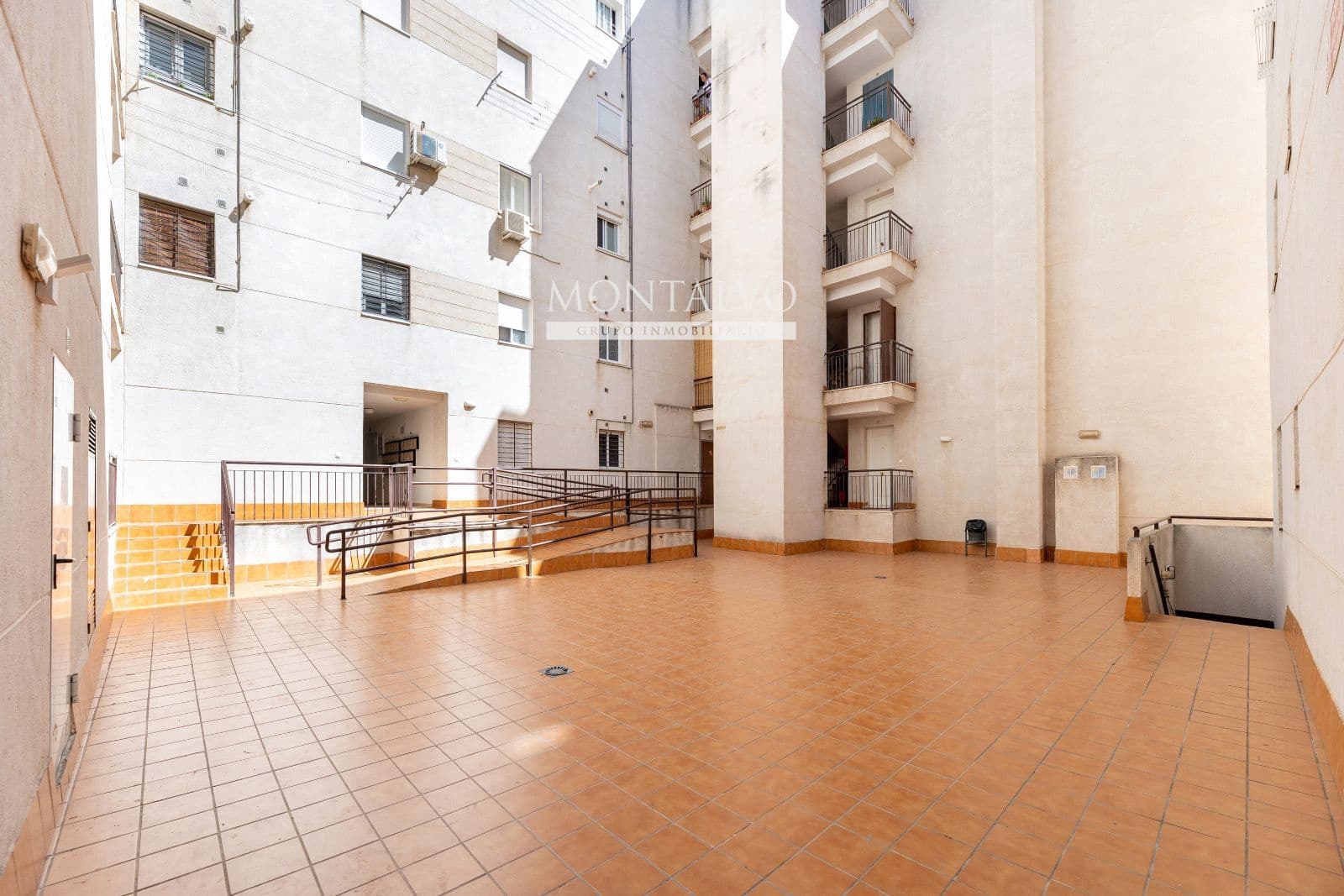 3 bedroom Flat for sale in Granada city with garage - € 157,000 (Ref: 10153996)