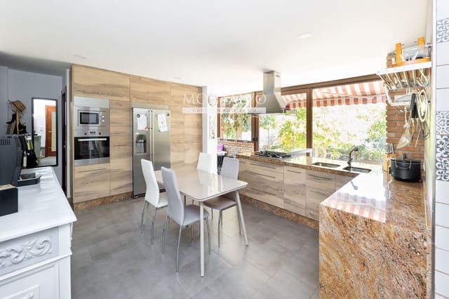 6 soveværelse Villa til salg i Las Gabias med swimmingpool garage - € 650.000 (Ref: 9398808)