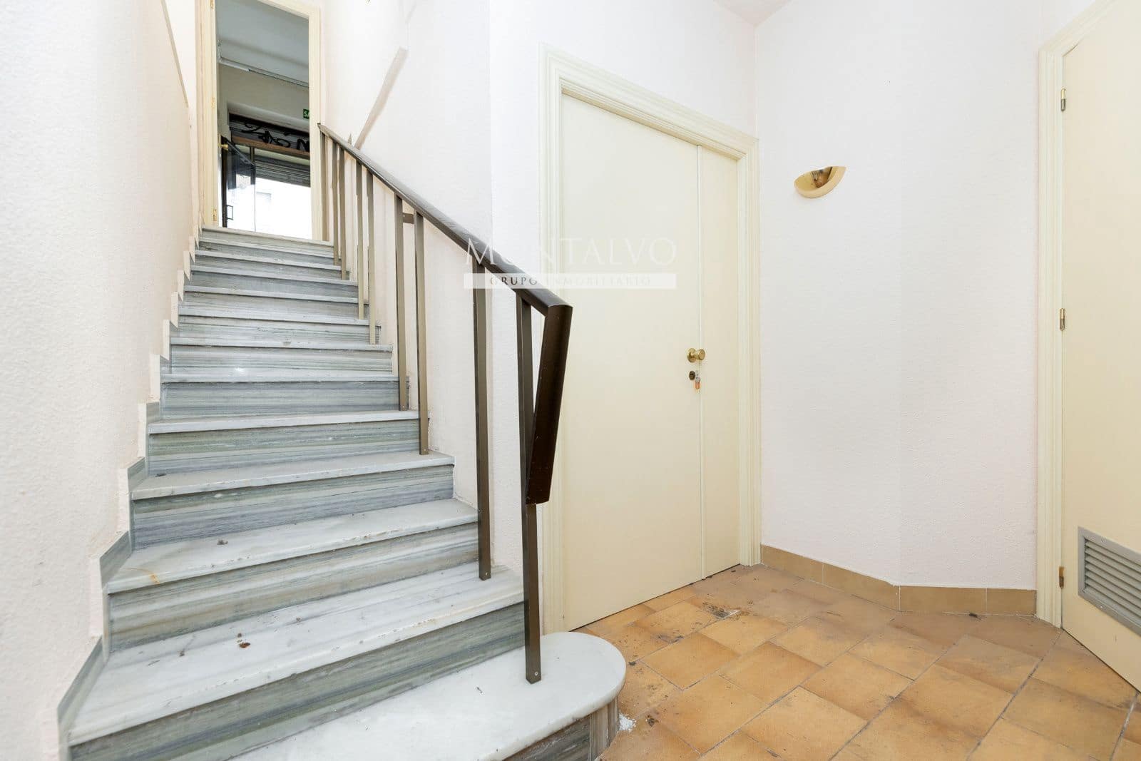 Commercial for sale in Granada city - € 110,000 (Ref: 9398852)