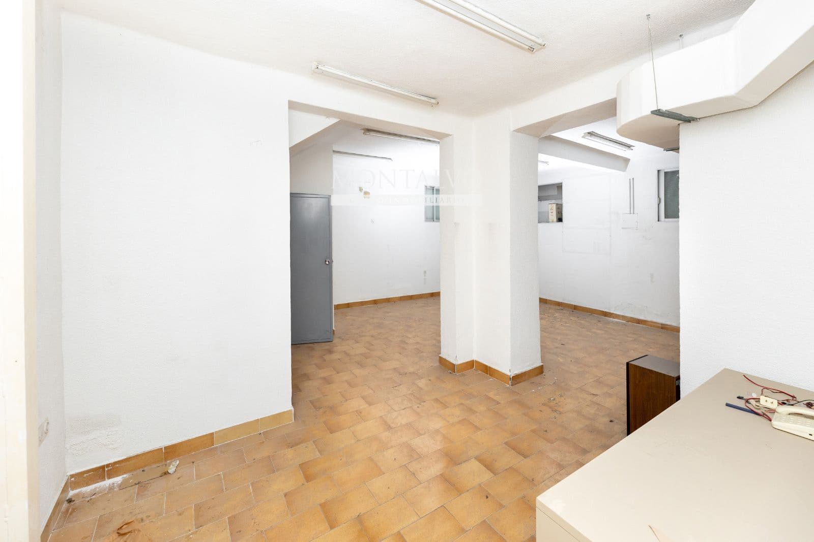 Commercial for sale in Granada city - € 110,000 (Ref: 9398852)