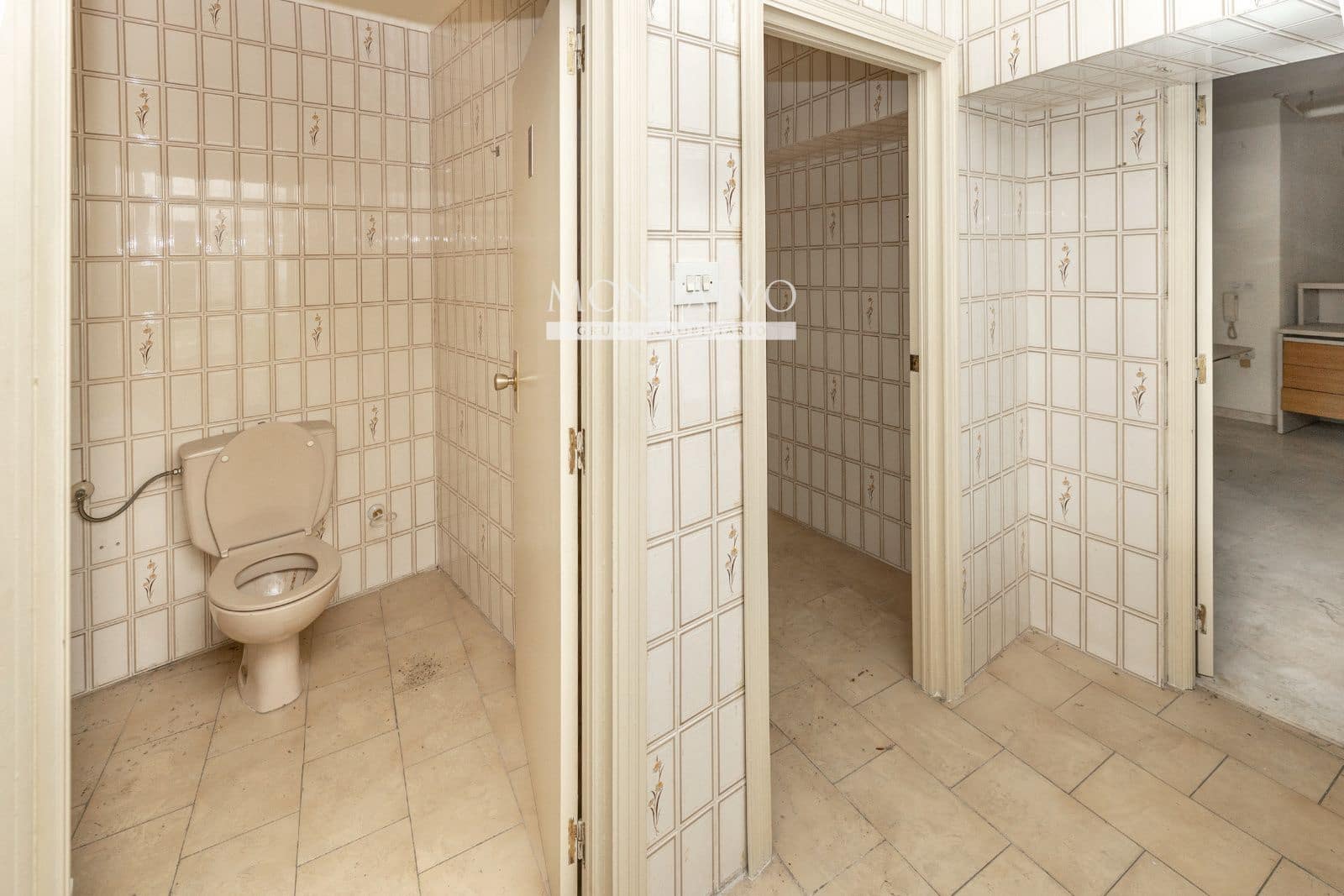 Commercial for sale in Granada city - € 110,000 (Ref: 9398852)