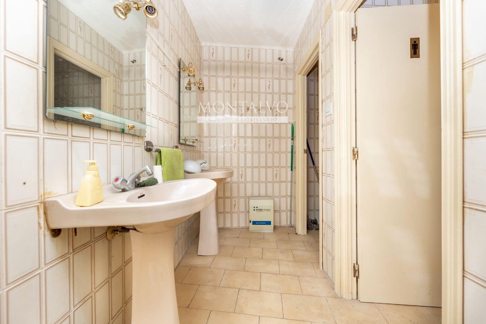 Commercial for sale in Granada city - € 110,000 (Ref: 9398852)