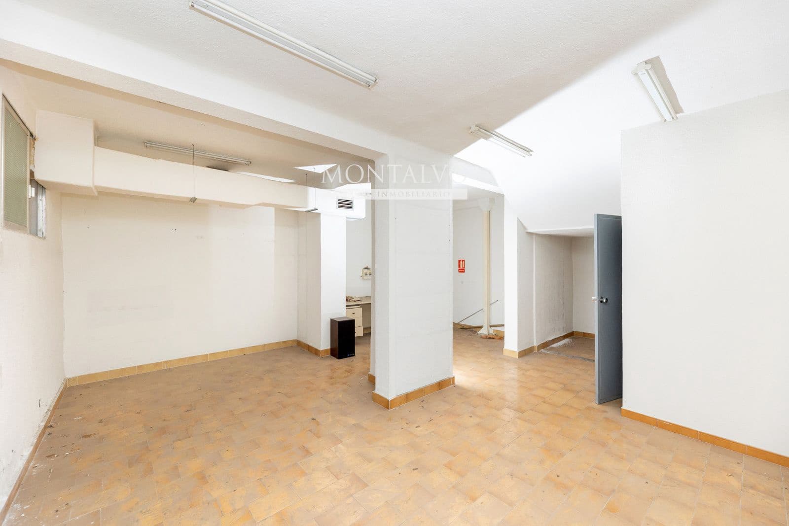 Commercial for sale in Granada city - € 110,000 (Ref: 9398852)