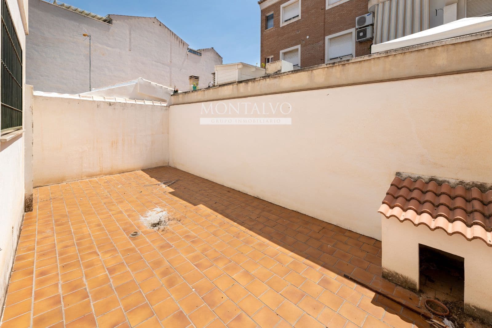 Kommersiell til salgs i Armilla - € 105 000 (Ref: 9398858)