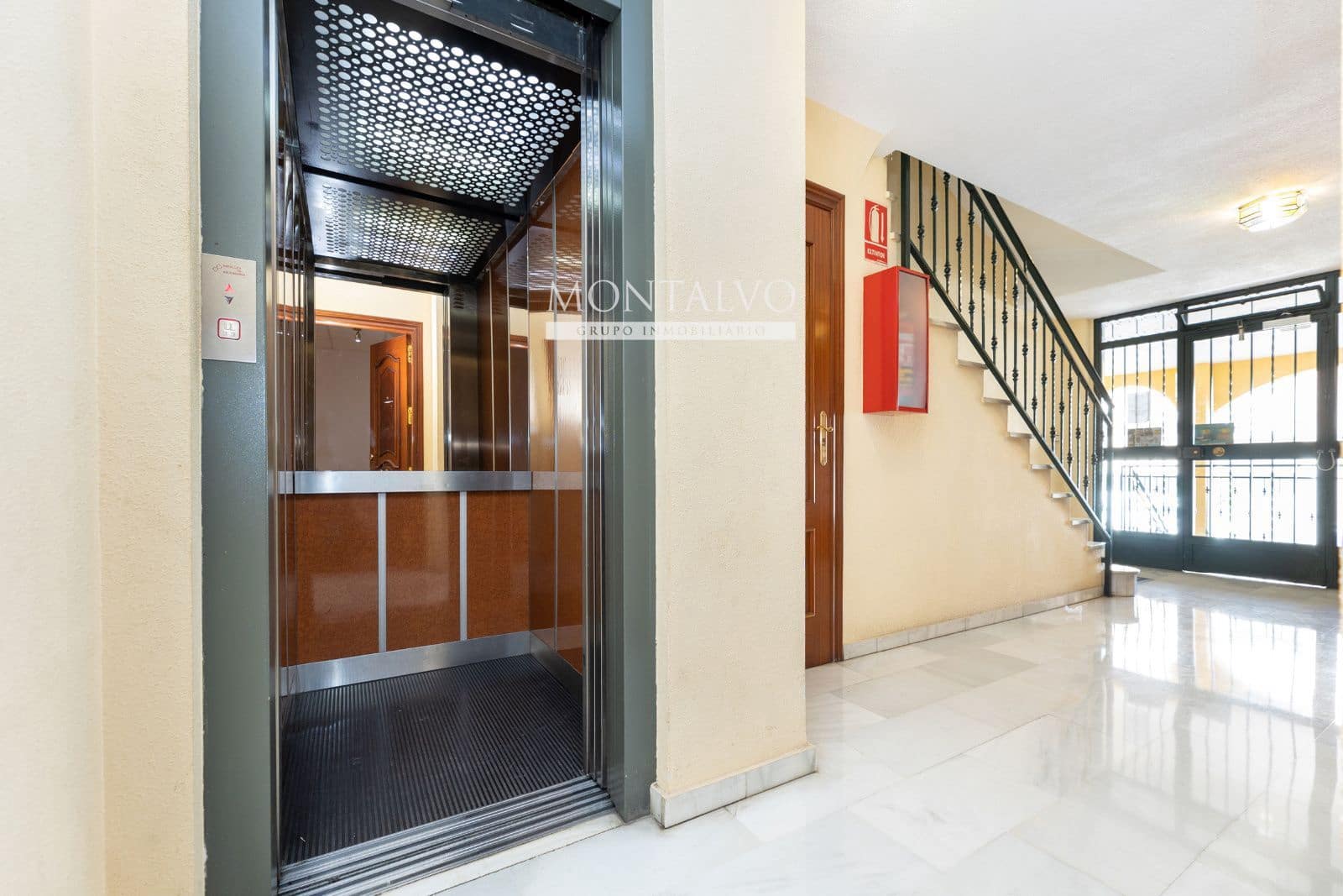 Kommersiell til salgs i Armilla - € 105 000 (Ref: 9398858)