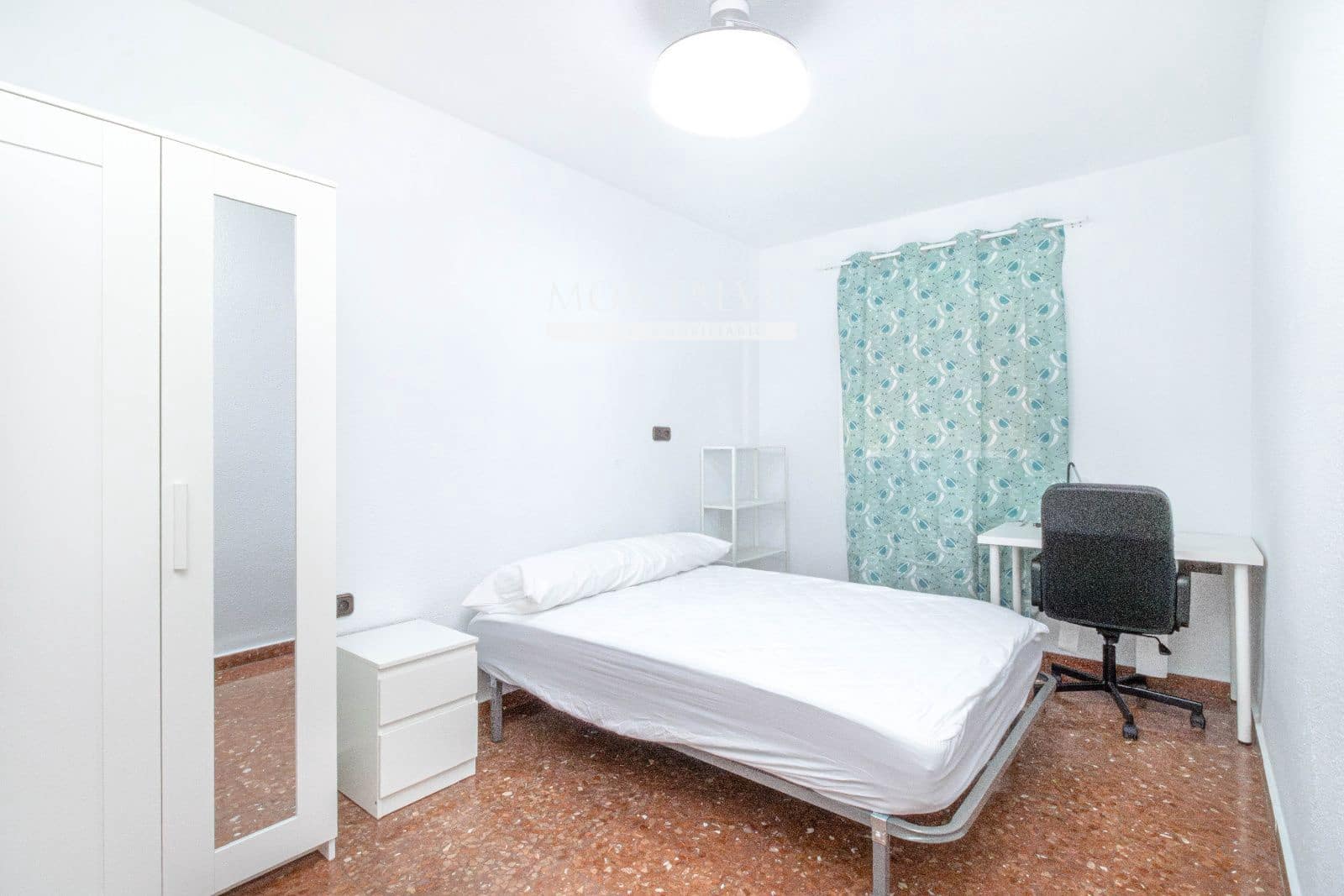 4 bedroom Flat for rent in Granada city - € 1,150 (Ref: 9398874)