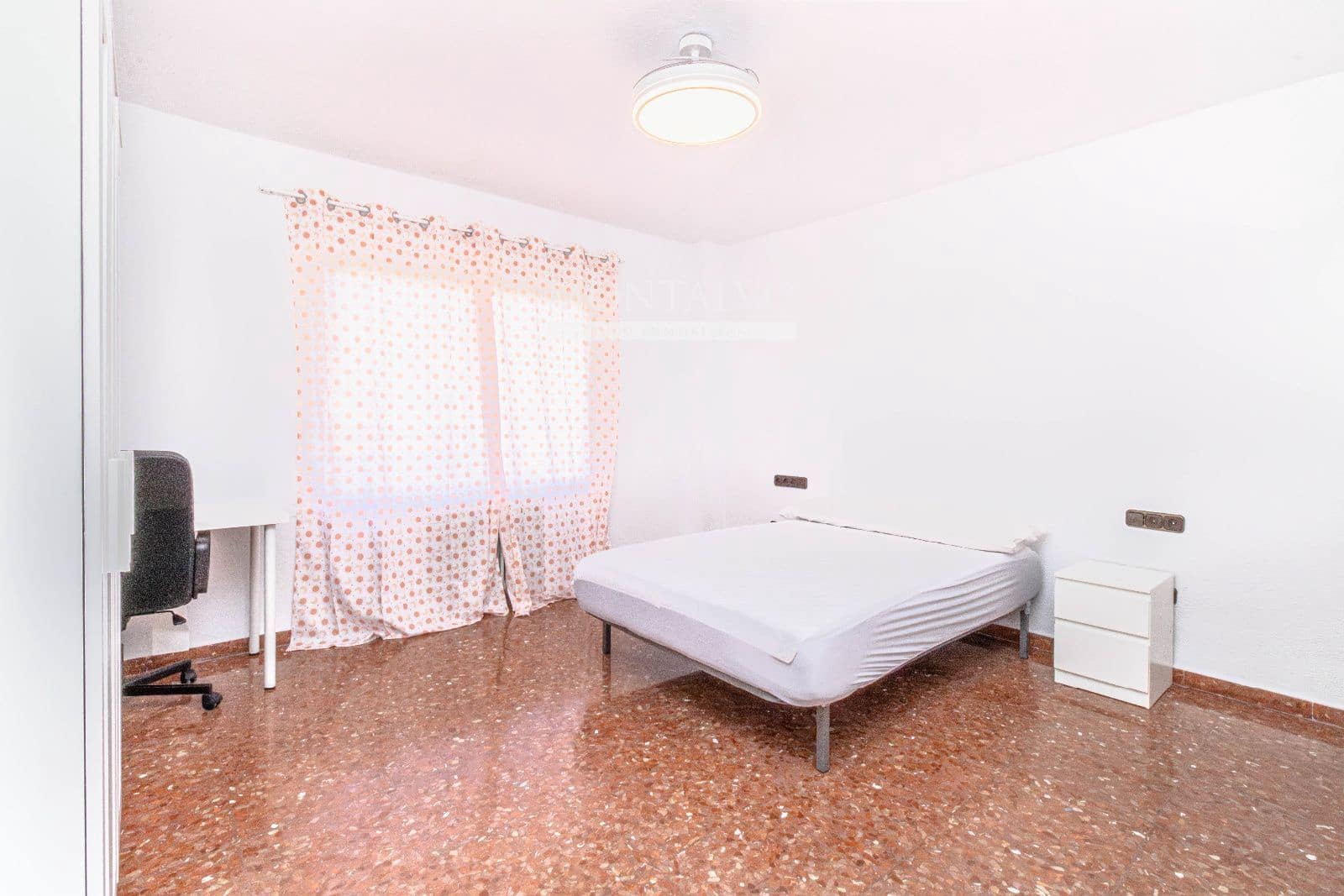 4 bedroom Flat for rent in Granada city - € 1,150 (Ref: 9398874)