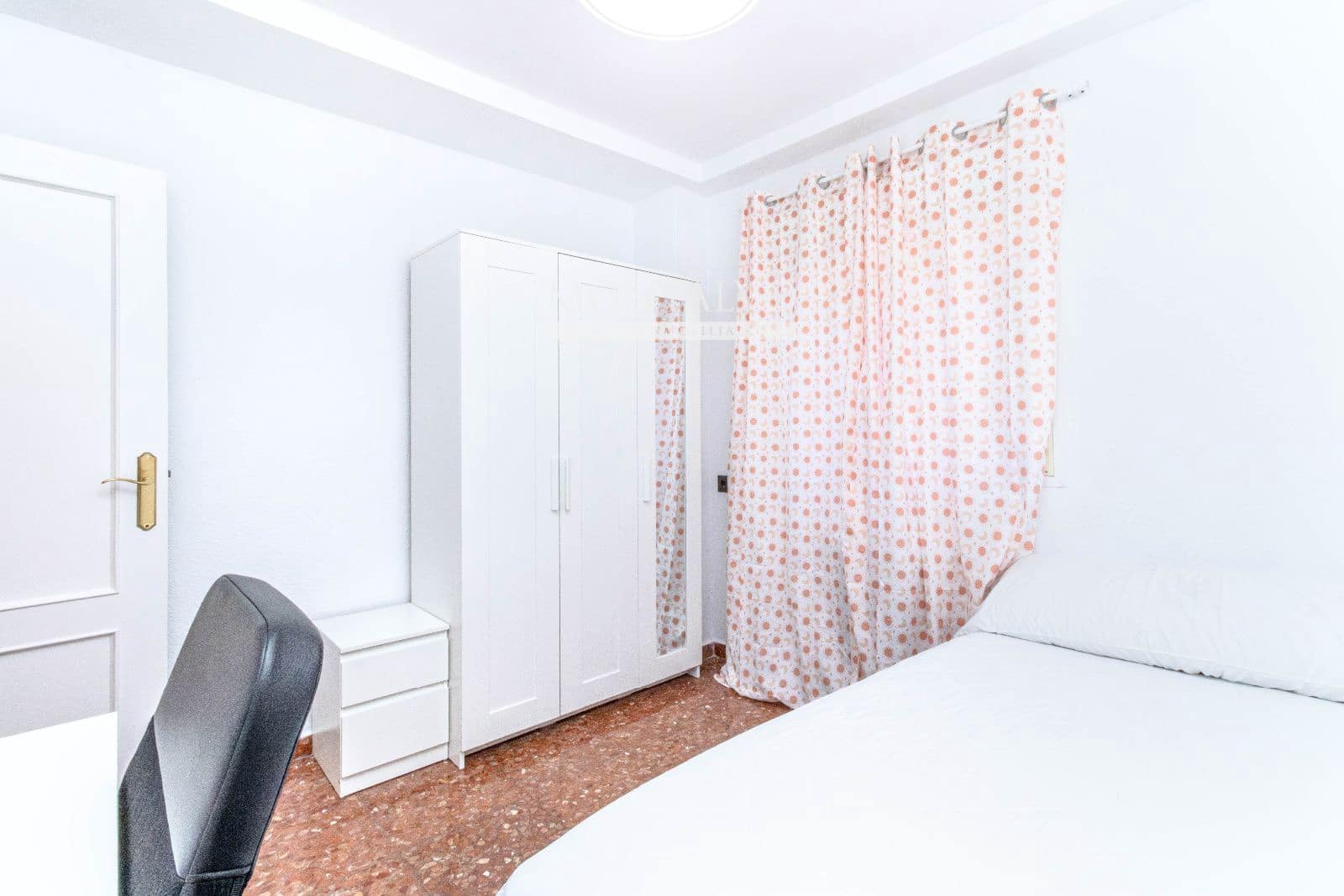 4 bedroom Flat for rent in Granada city - € 1,150 (Ref: 9398874)