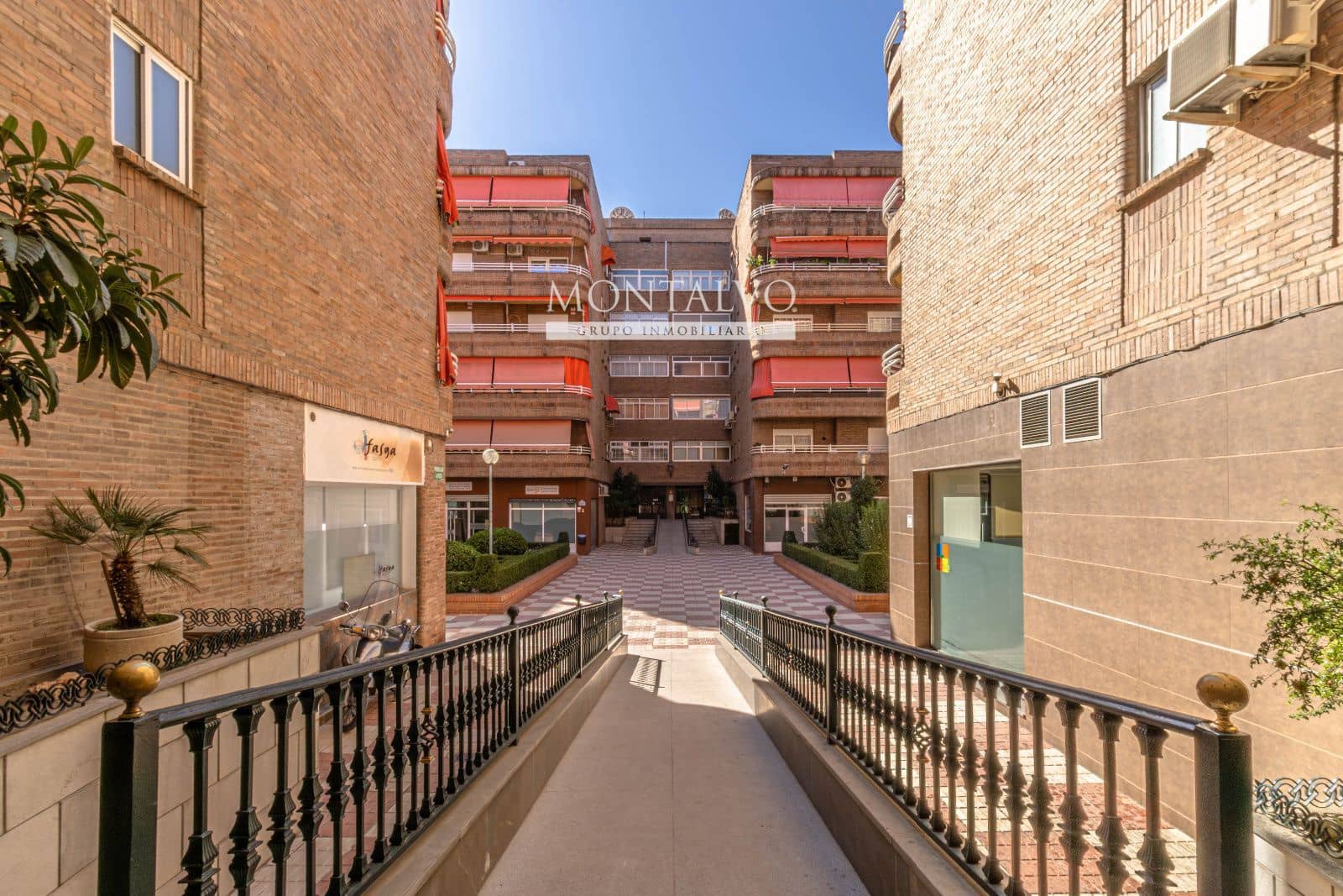 4 bedroom Flat for rent in Granada city - € 1,150 (Ref: 9398874)