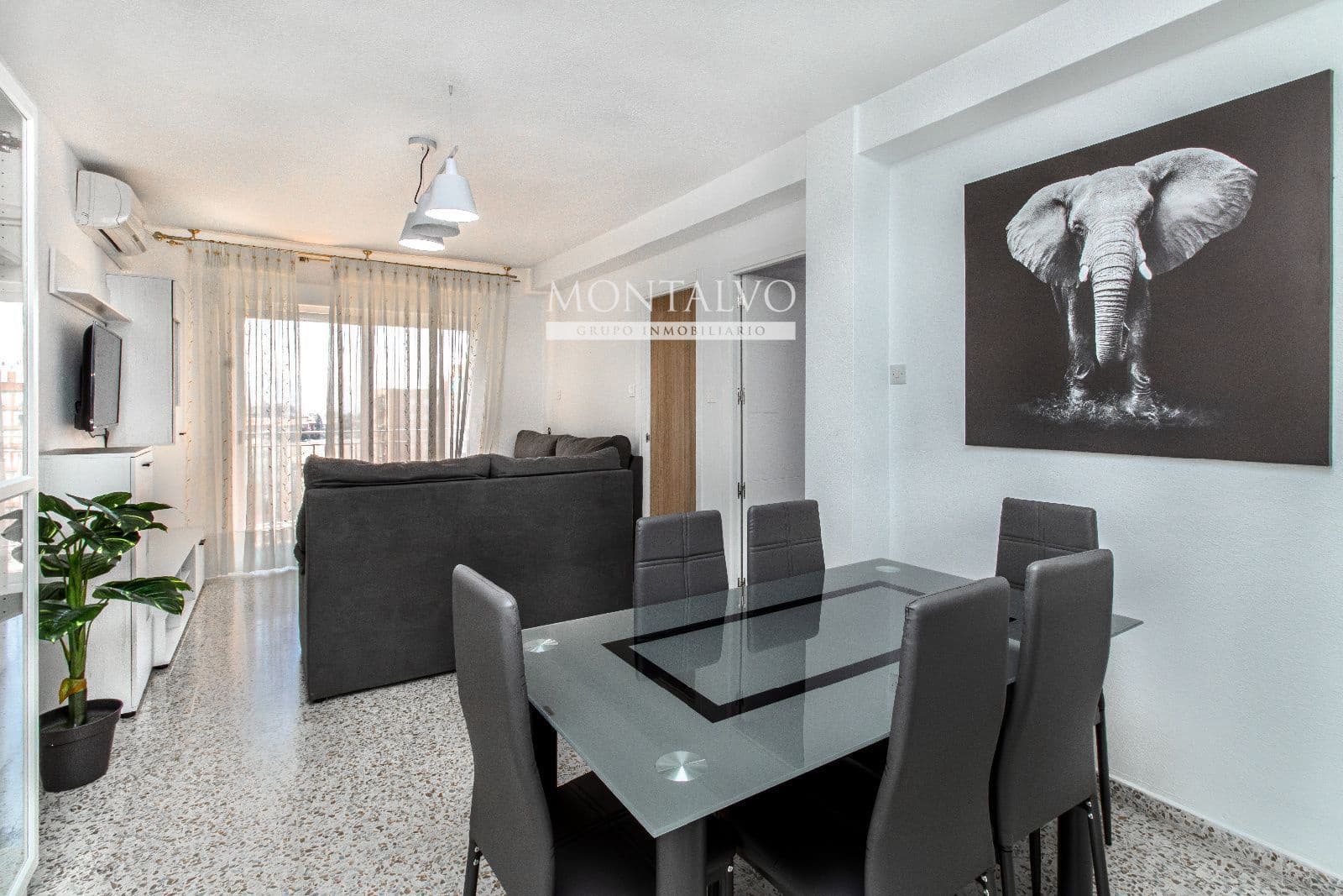 4 slaapkamer Flat te huur in Granada stad - € 900 (Ref: 9398876)