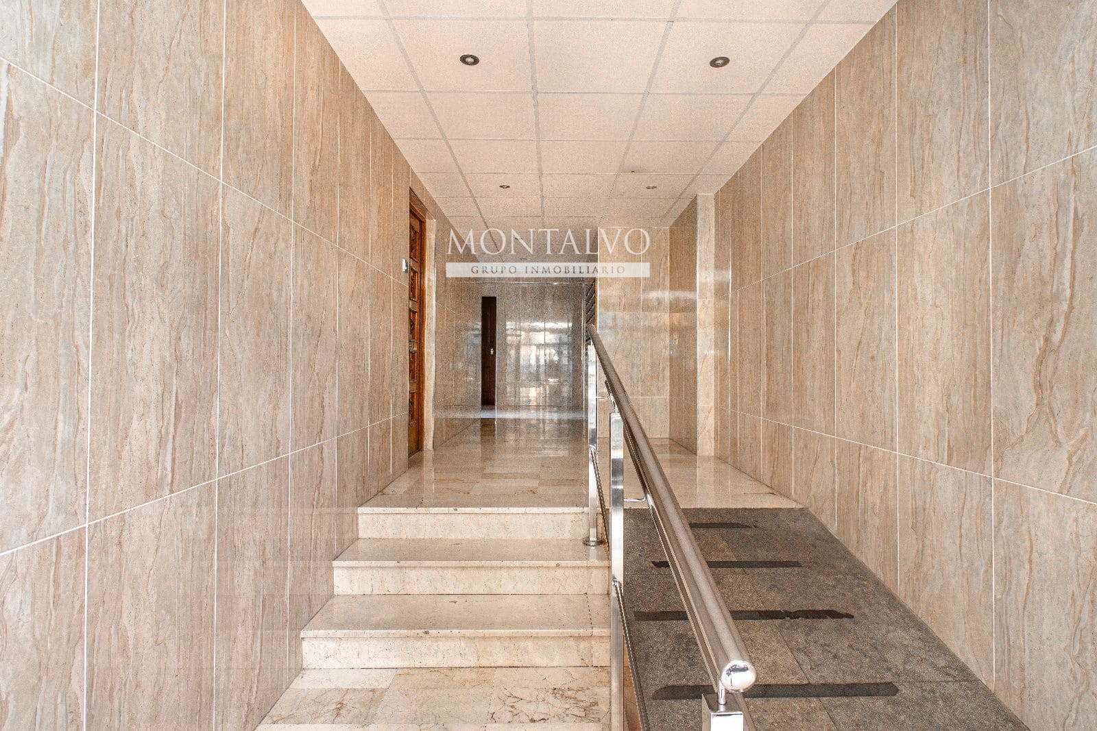 4 slaapkamer Flat te huur in Granada stad - € 900 (Ref: 9398876)