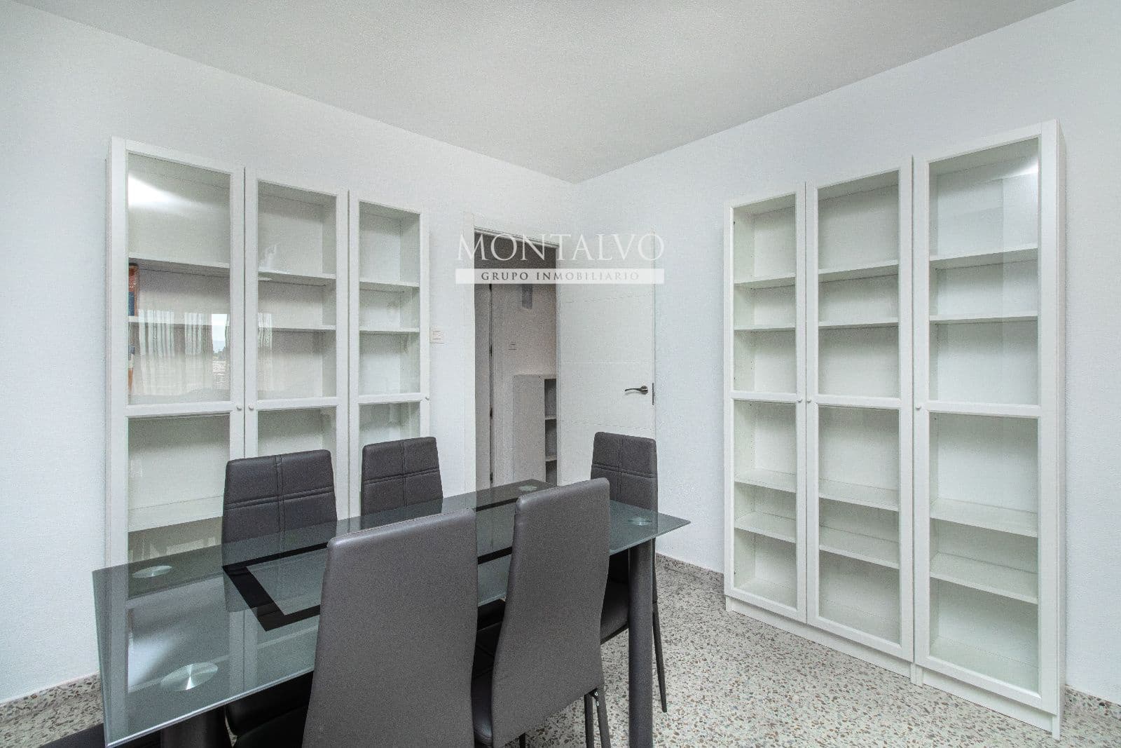 4 slaapkamer Flat te huur in Granada stad - € 900 (Ref: 9398876)