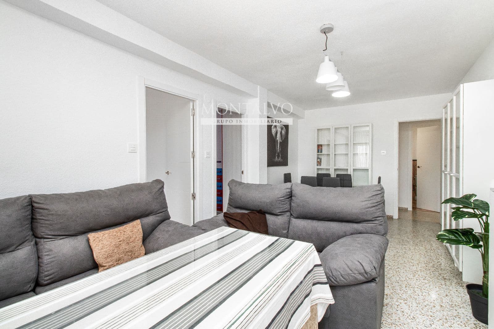 4 slaapkamer Flat te huur in Granada stad - € 900 (Ref: 9398876)